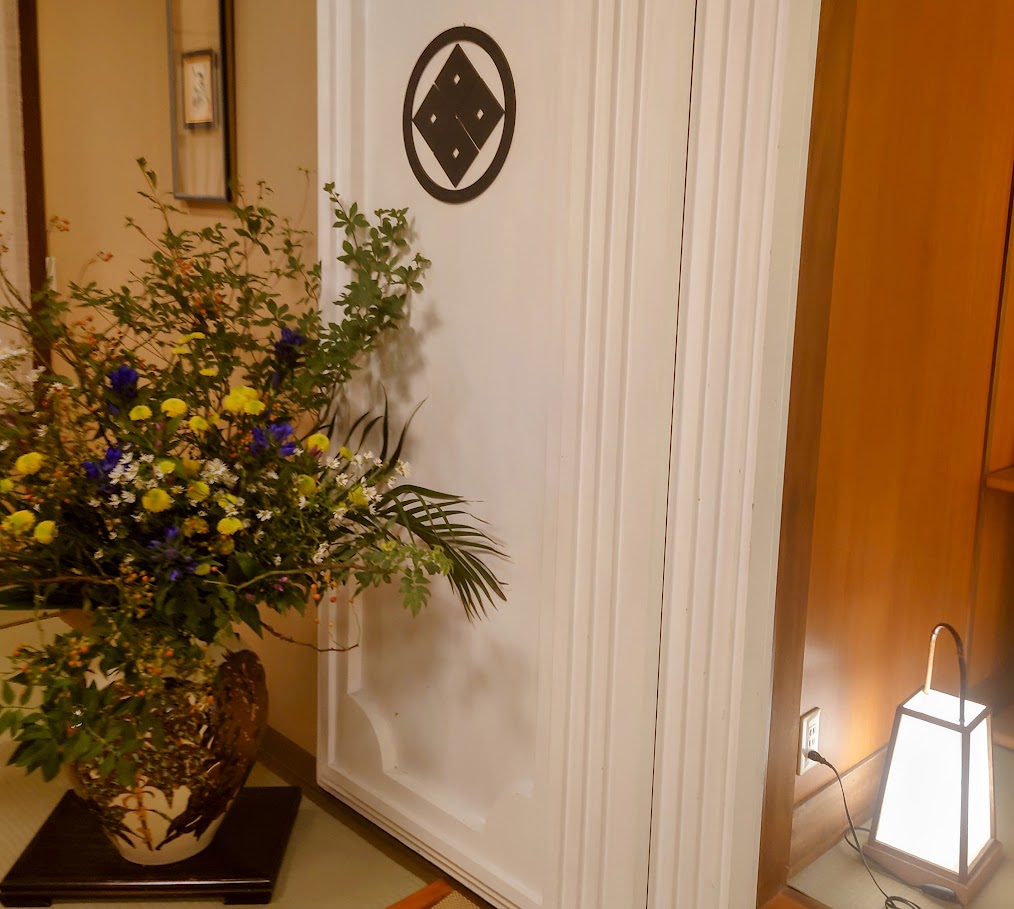 奈良屋の食事処の入り口の様子。大きな花瓶に花が活けてある。